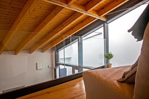 Habitación con cama y ventana grande. en Casas S Cristovao, en Évora