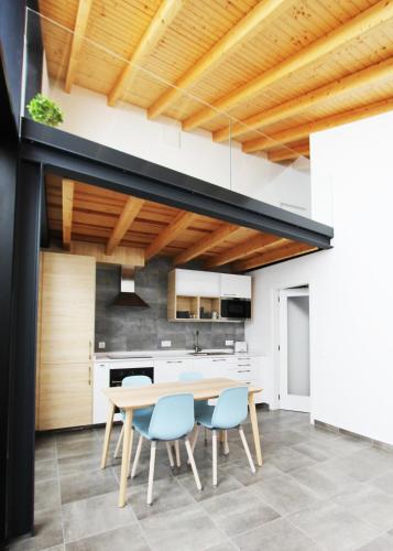 a dining room with a table and chairs in a kitchen at Casas S Cristovao in Évora