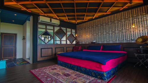 a bedroom with a large bed in a room at Liuqiu Antique Tea House in Xiaoliuqiu