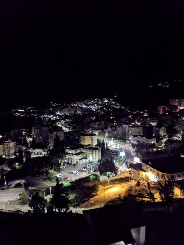 Nespecifikovaný výhled na destinaci Herceg Novi nebo výhled na město při pohledu z apartmánu