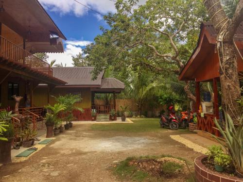 ein Innenhof eines Hauses mit Motorrad, das darin geparkt ist in der Unterkunft Pitaya Native Guest House in Panglao