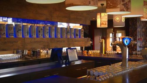 un bar con un mostrador con jarrones azules. en B&BbyBerry en Lieshout