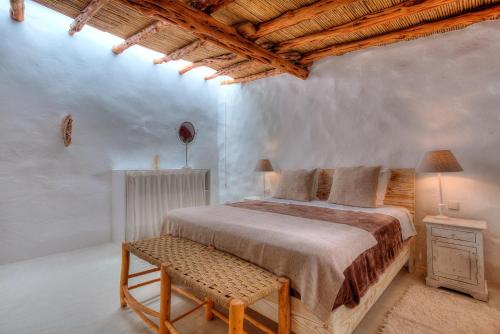 a bedroom with a bed and a wooden ceiling at Can Quince de Balafia - Turismo de Interior in Sant Llorenç de Balafia