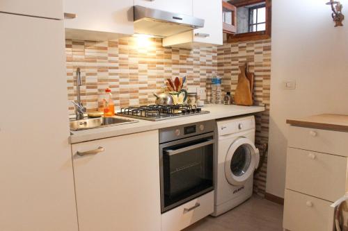 Η κουζίνα ή μικρή κουζίνα στο casa giulietta, Ronco del Carmelo 2