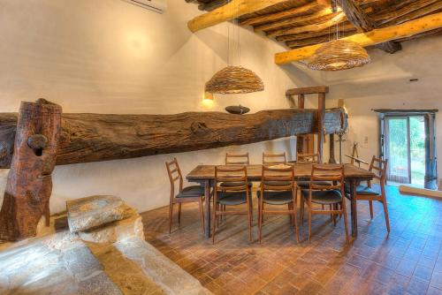 comedor con mesa de madera y sillas en Can Quince de Balafia - Turismo de Interior, en Sant Llorenç de Balàfia