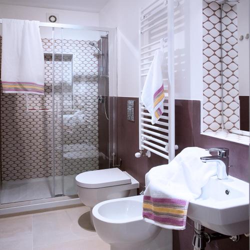 a bathroom with a toilet and a sink and a shower at SpAsimoH-2 in Palermo