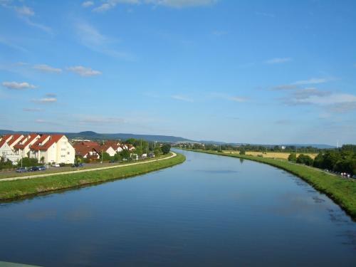 a view of a river with houses in the background at Sterne-Ferienwohnung-Apartment Regnitztal in Buttenheim