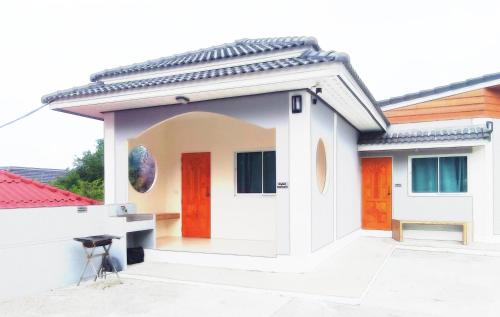 a small white house with a red roof at กู๊ดวิวสัตหีบ in Sattahip