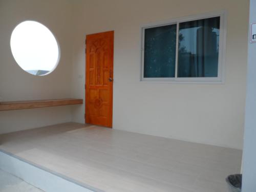 a room with a door and a window at กู๊ดวิวสัตหีบ in Sattahip