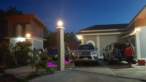 a car parked in front of a house at night at กู๊ดวิวสัตหีบ in Sattahip