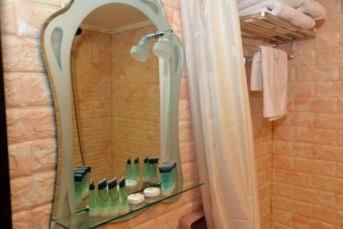 y baño con ducha y espejo. en Grand Gabriel, en Jounieh