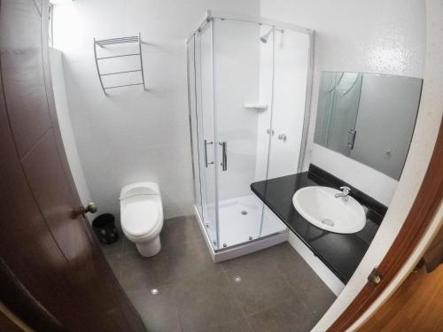 Bilik mandi di Hotel Ceynes Cajamarca