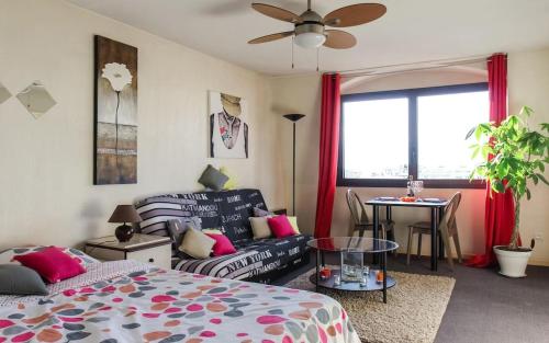 - une chambre avec un lit, un canapé et une table dans l'établissement Cosy 5 min to Beach, à Nice