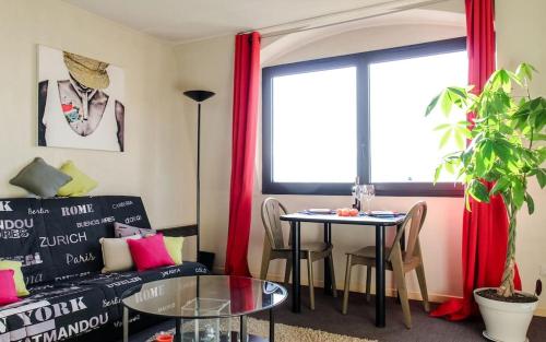 - un salon avec un canapé et une table dans l'établissement Cosy 5 min to Beach, à Nice