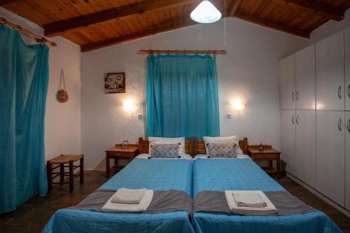 Un pat sau paturi într-o cameră la Argyros house