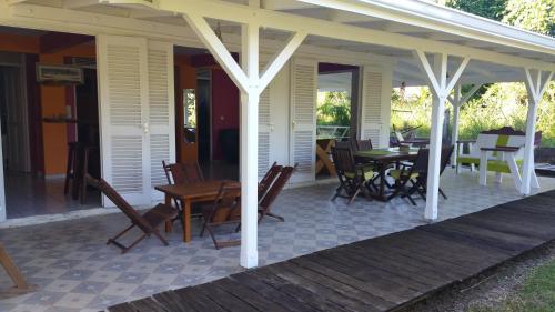 Taman di luar La Creolina