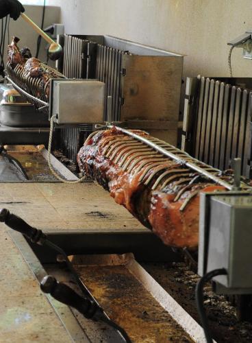 a row of ribs are being cooked in a machine at Le Prieuré in Saint-Dalmas-de-Tende