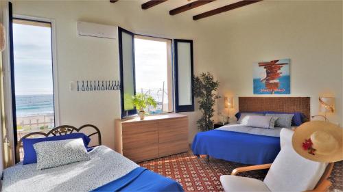 um quarto com uma cama, um sofá e janelas em MARISOL SEAVIEW & BEACH - apartment em El Masnou