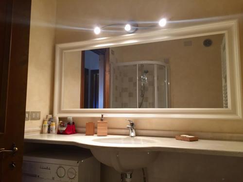 加廖的住宿－Holiday House Gastagh，一间带水槽和大镜子的浴室