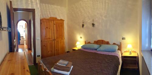 een slaapkamer met een groot bed met blauwe kussens bij Holiday House Gastagh in Gallio