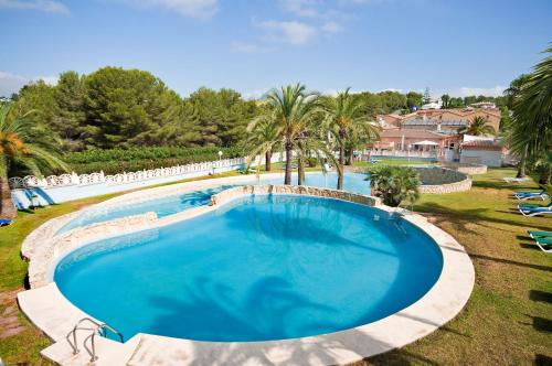 an overhead view of a large swimming pool in a resort at Aparthotel Bahia Pinosol in Jávea