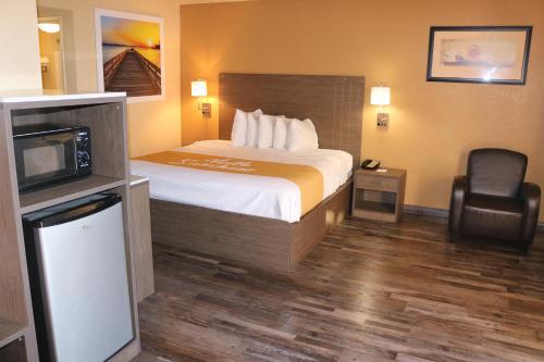 Days Inn by Wyndham Fresno Southにあるキッチンまたは簡易キッチン