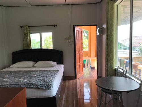 En eller flere senge i et værelse på Rubtawan Sichang Resort