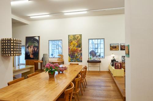 ein Esszimmer mit einem großen Holztisch und Stühlen in der Unterkunft Manusch Apartment Krems an der Donau in Krems an der Donau