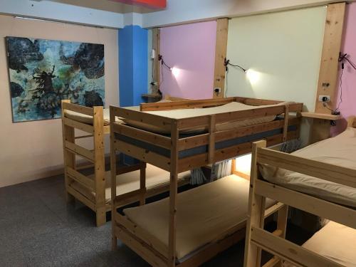 Miaoli Sanyi Travelling Homestay tesisinde bir ranza yatağı veya ranza yatakları