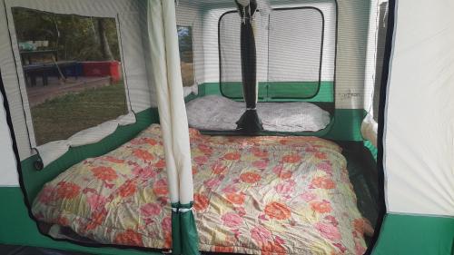 Ένα ή περισσότερα κρεβάτια σε δωμάτιο στο Plantation View Camping