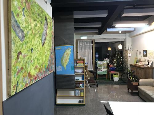 um grande mapa pendurado numa parede num quarto em Miaoli Sanyi Travelling Homestay em Sanyi