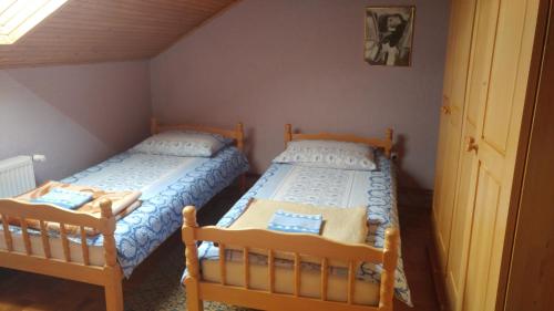 庫普雷斯的住宿－Apartmani Matko，带窗户的客房内设有两张单人床。