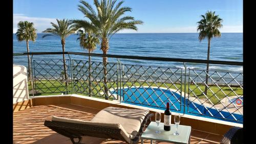 einen Balkon mit Blick auf das Meer und den Pool in der Unterkunft MI CAPRICHO C16 Beachfront Apartment in Mijas Costa