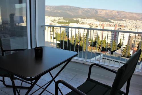 uma mesa e cadeiras numa varanda com vista em Xenon Loft em Atenas