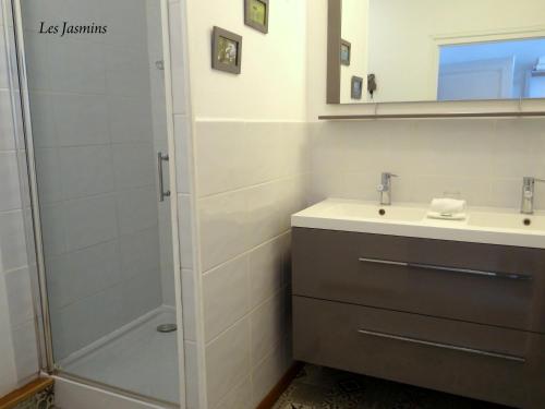 Ванная комната в Chambres d'Hôtes L'Ostal de Pombonne