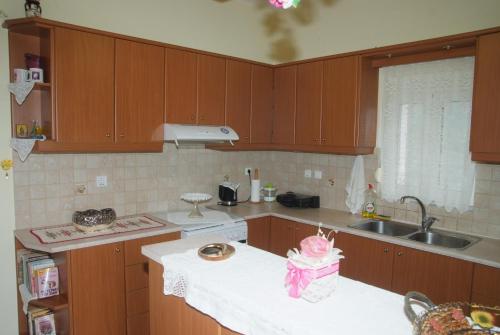 Кухня или мини-кухня в Tourloti Village House
