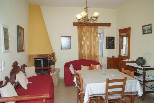 Гостиная зона в Tourloti Village House