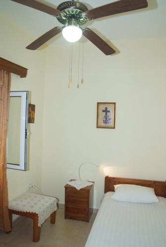 Кровать или кровати в номере Tourloti Village House