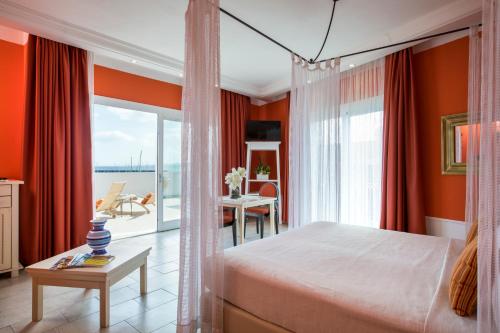 Postel nebo postele na pokoji v ubytování Lu' Hotel Riviera - Carloforte