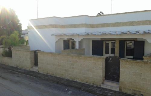 a house with a brick wall and a gate at Casa Roberto in Campomarino