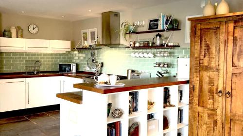 Dapur atau dapur kecil di Coach House at Soilzarie