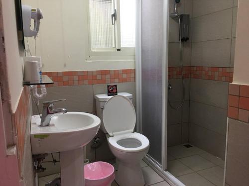bagno con servizi igienici e lavandino di 3 Feet Cat a Nangan