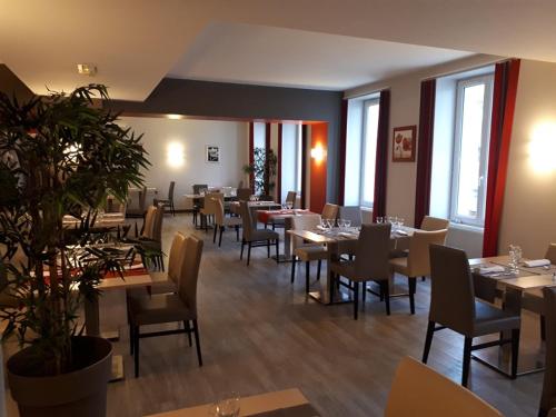 Restorāns vai citas vietas, kur ieturēt maltīti, naktsmītnē Hôtel Restaurant La Boule d'Or