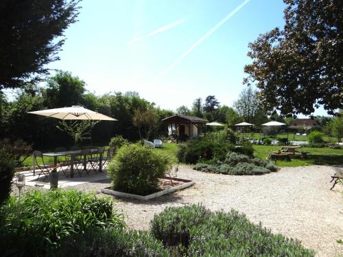 Сад в Chambres d'Hôtes L'Ostal de Pombonne