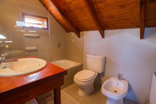 ディナ・ウアピにあるCasa Rojaの白いトイレと洗面台のあるバスルーム