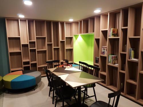 Bibliothèque dans l'appartement