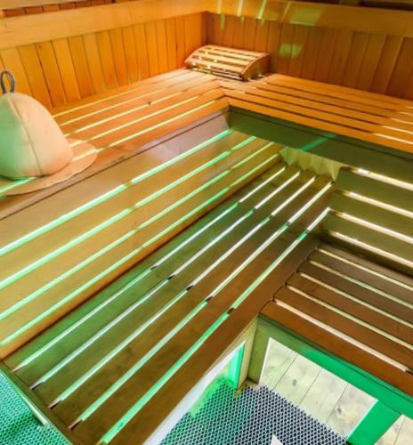 a wooden bed in a sauna with at Pigy in Tatariv