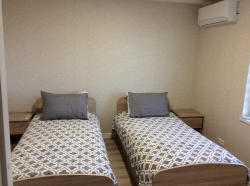 a room with two beds in a room at Apartamentai Rusnėje , Nemuno 13 in Rusnė