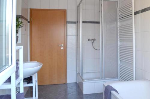 a bathroom with a shower and a sink and a toilet at Ferienwohnung Schneckental in Pfaffenweiler