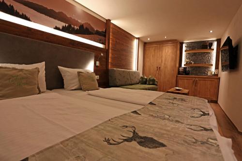 sypialnia z dużym łóżkiem w pokoju w obiekcie lustiger Hirsch w mieście Akams
